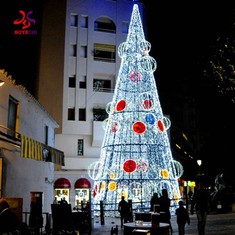 شجرة عيد الميلاد على شكل كرة أرضية عملاقة مضاءة في الهواء الطلق