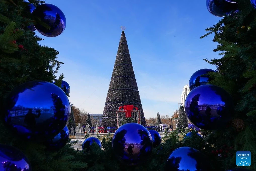 How to Make a Christmas Tree Look More Full How to Make a Christmas Tree Look More Full